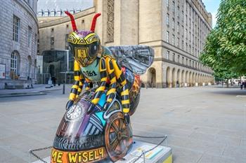 Bijensculpturen middenin de stad van Manchester