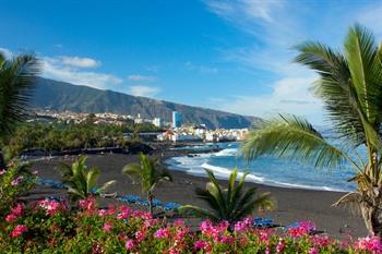 De zwarte zandstranden van Puerto de la Cruz