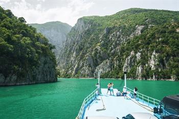 Ferry op het Komanimeer, Albanië