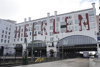 Het Maankwartier met het stationsgebouw in Heerlen