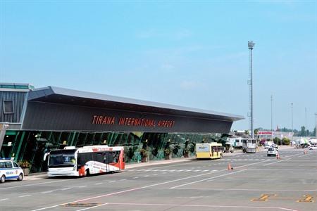 Hoe van de luchthaven Tirana naar het stadscentrum
