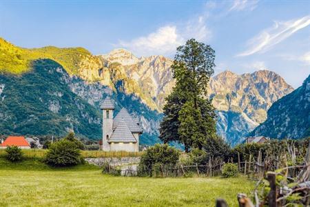Kerk van Theth, een idyllisch valleidorp middenin de Albanese Alpen