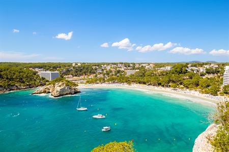 Uitzicht op Cala Galdana in Menorca