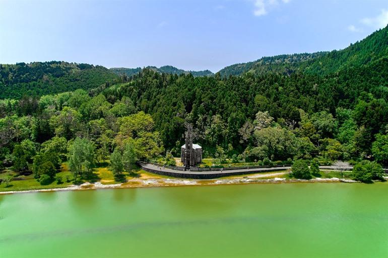 Uitzicht op Capela de Nossa Senhora das Vitórias aan het meer van Furnas