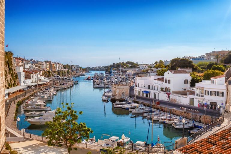 Uitzicht op de oude stad Ciutadella en de haven, Menorca