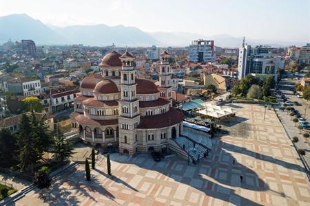Uitzicht over Korçë met de orthodoxe kathedraal, Albanië