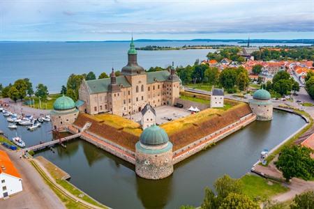 Vadstena en haar imposante kasteel aan het Vättermeer, Zuid-Zweden