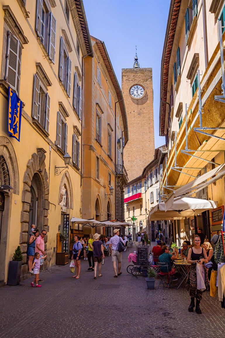 Wandel door het stadscentrum van Orvieto