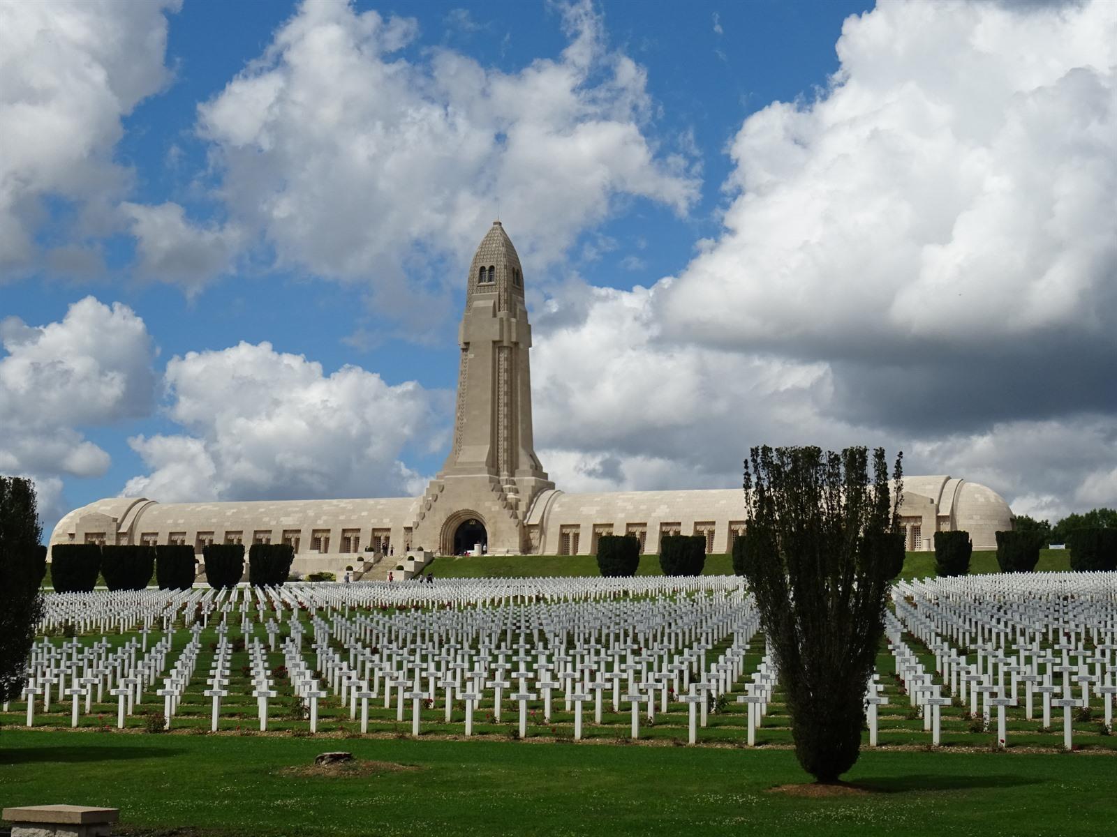 Autoroute En Motorroute Slag Van Verdun Langs Bezienswaardigheden Douaumont Memorial