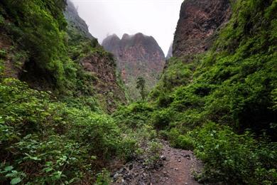 Wandelroute Barranco de Badajoz: langs oude watergalerijen en grotten